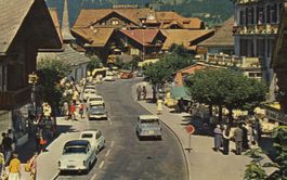 Gstaad Dorfstrasse belebt Oldtimer