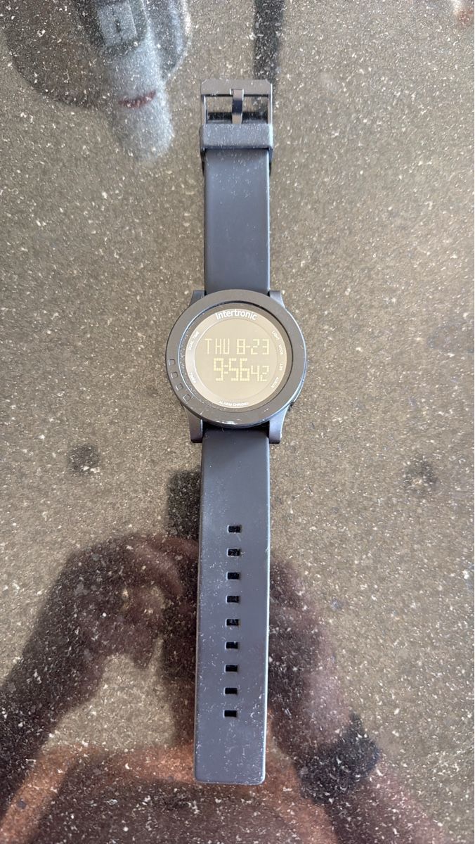 Swiss Orologi: Intertronic Digitaluhr schwarz gebraucht – Usato da Cham venduto da dri_kx9x