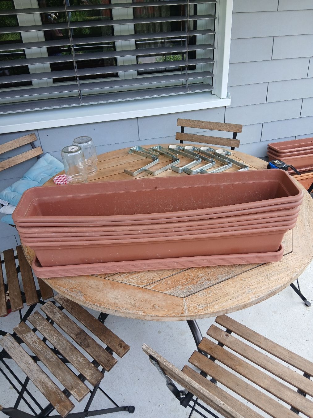 Pots de fleurs: 6 Flower Boxes with Saucers Brown Plastic 79cm Used – D'occasion à Effretikon par ann_mg5q
