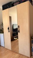 Armoire en bois avec miroir central