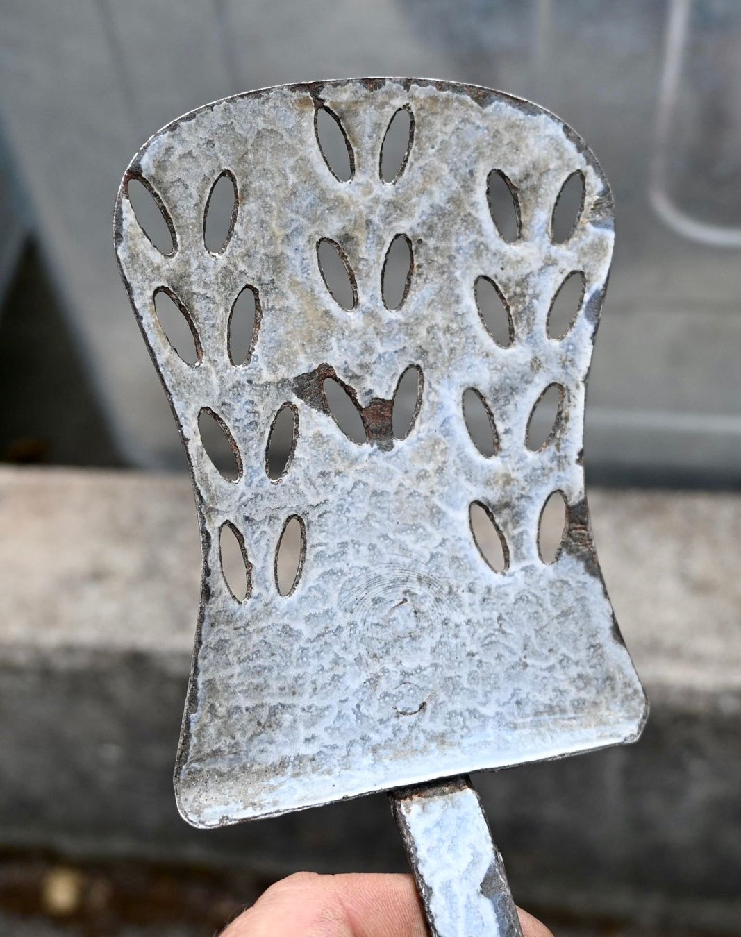 Küchengeräte: Antiker Emaille Pfannenwender L 38cm – Gebraucht aus Pfaffhausen von mono_rec 1