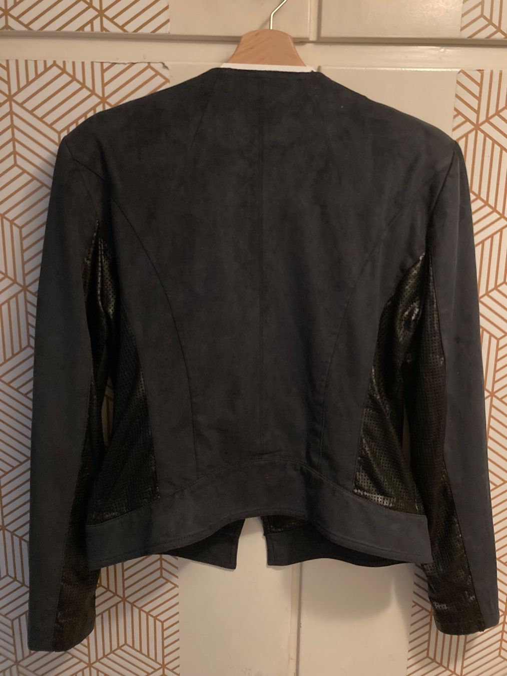 Guess Jacken: Guess Damenjacke, Grösse XL/46, – Gebraucht aus Zürich von Gustavo_Bianco 3