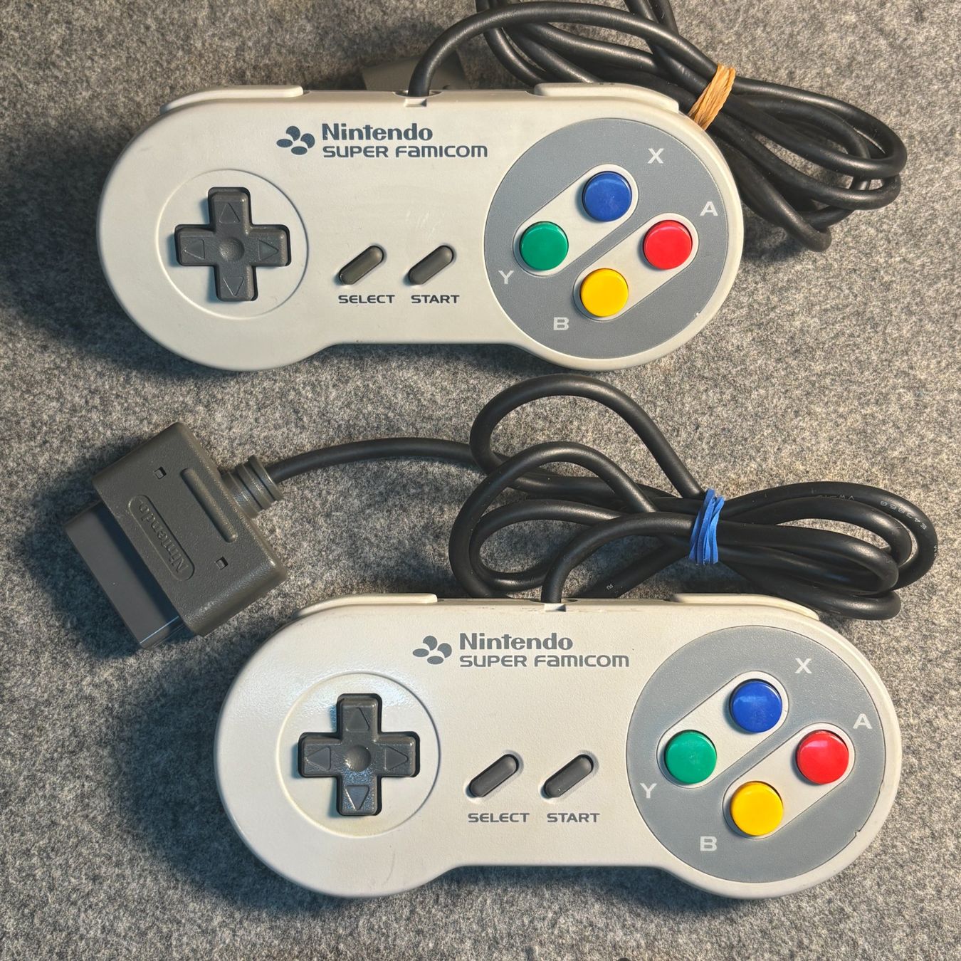 Nintendo Controller: Originale Super Nintendo Controller (SNES) – 2 Stück – Gebraucht aus Mollis von GamingCorner