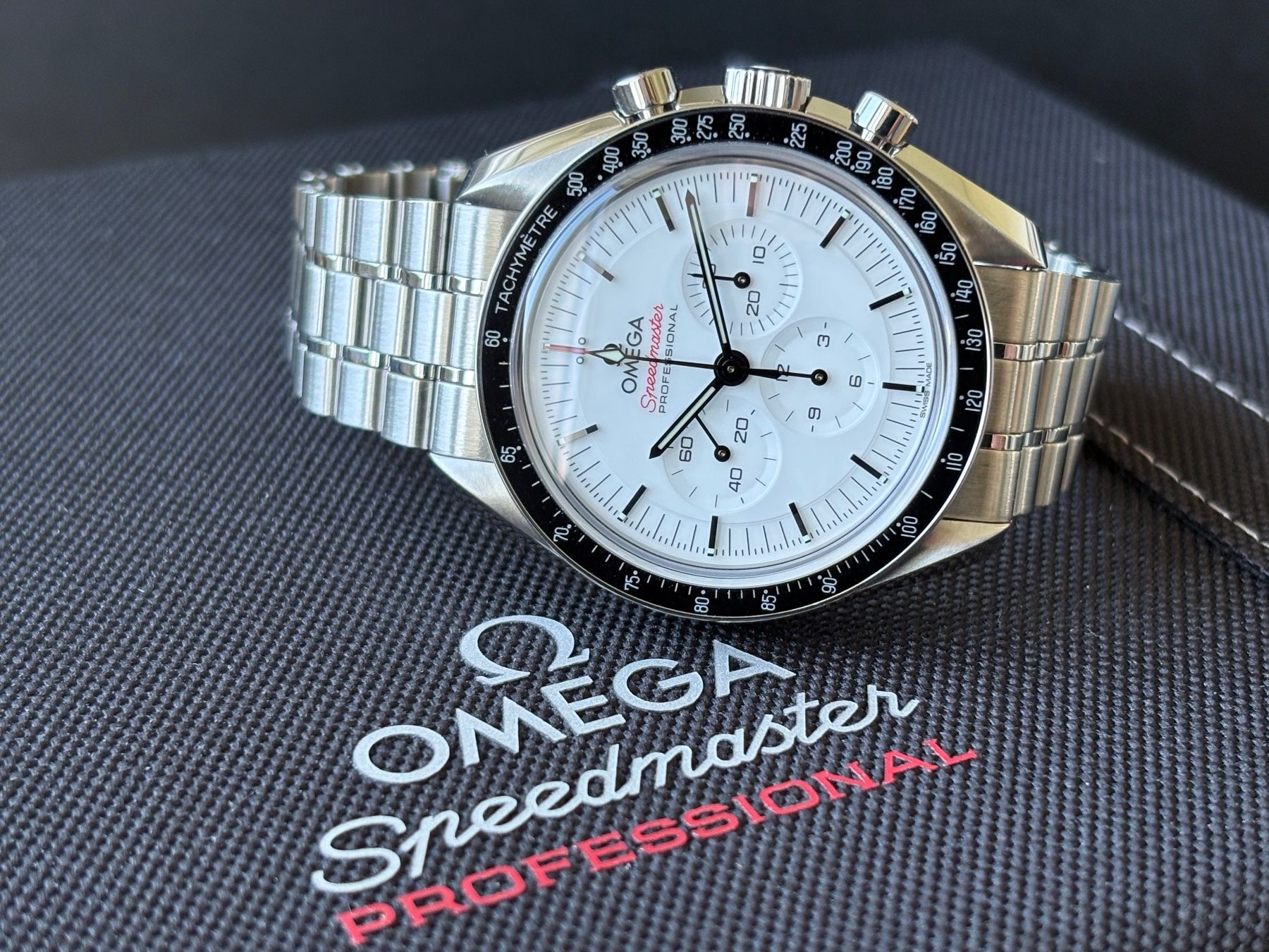 Omega Orologi: OMEGA Speedmaster Moonwatch White Fullset mit Garantie – Usato da Birsfelden venduto da Mynos 6