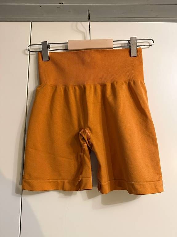 Hosen: ORANGEFARBENE SPORTSHORTS – Gebraucht aus Niederhelfenschwil von Mileko