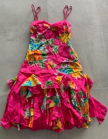 Robe rose fuchsia à fleurs et volants 100% soie de Armani