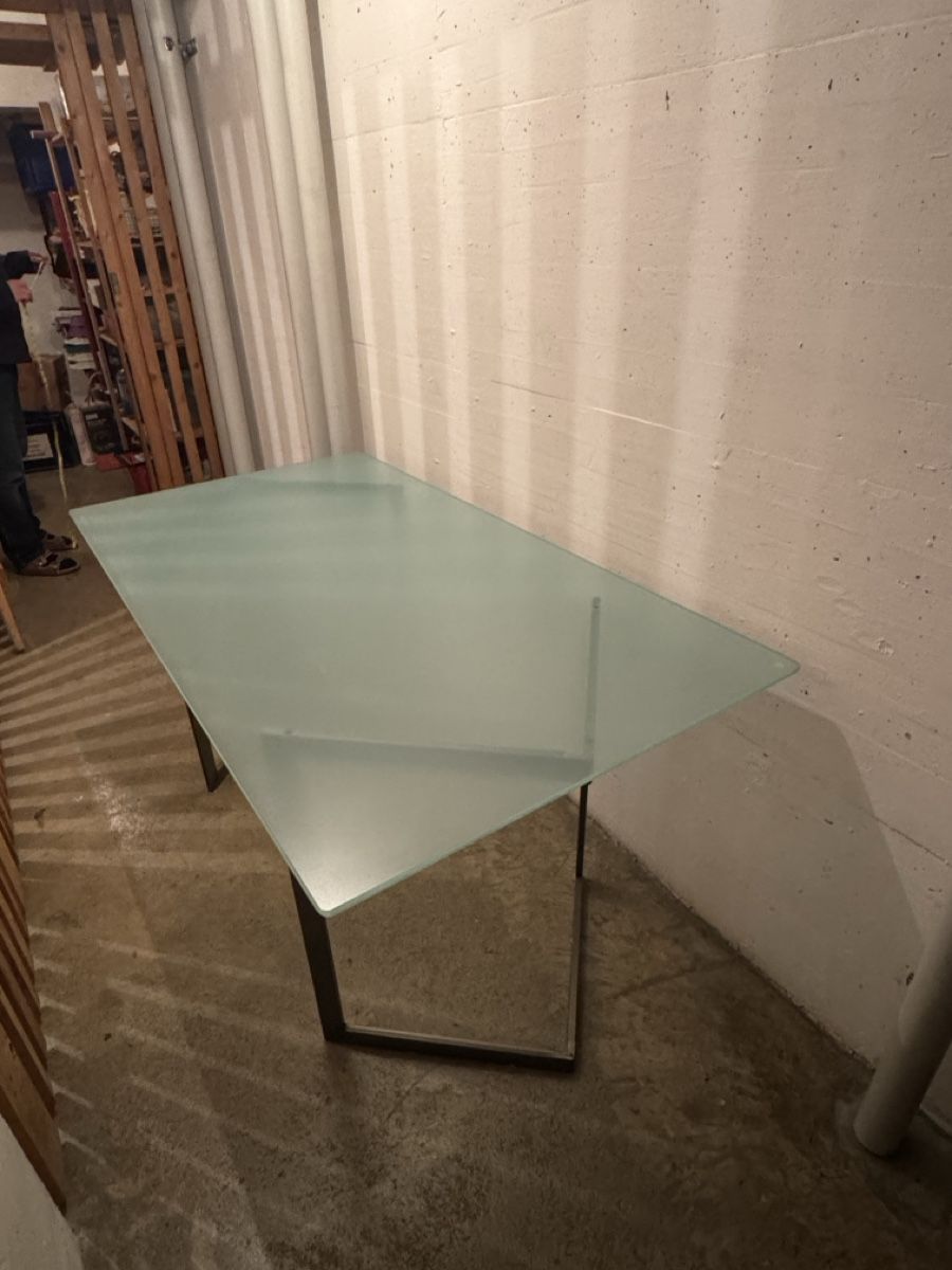 Tables: Moderner Milchglas-Esstisch mit Metallgestell – D'occasion à Bülach par _milziv