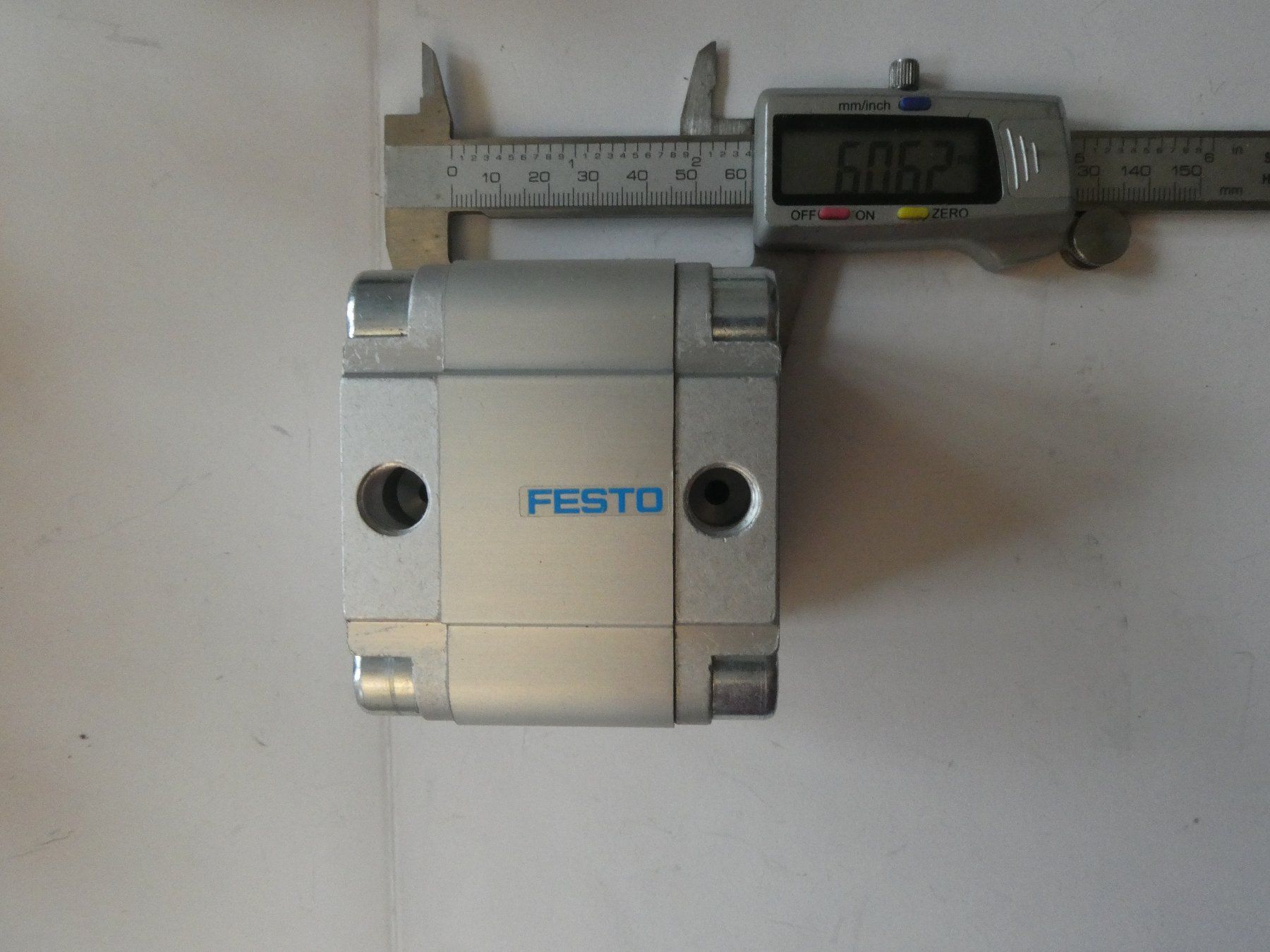 Festo Altro per industria metallurgica: Festo Kompaktzylinder – Nuovo (secondo la descrizione) da Fulenbach venduto da Hach0 5