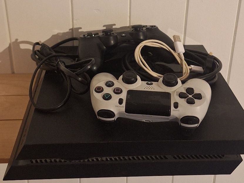 Sony Console: Sony PS4 - mit 2 Controller – Usato da Euthal venduto da Euthal02 1