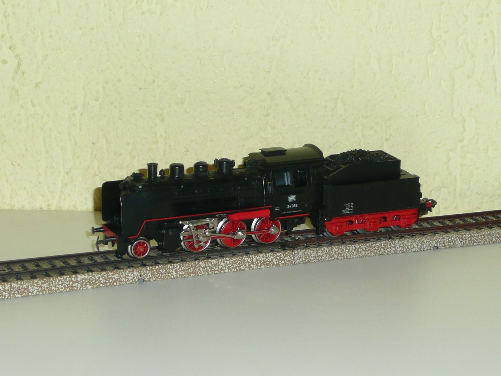 Märklin Modellini di ferrovie: Märklin " Dampflok mit Tender DB 24058 " – Usato da Kriens venduto da Taurus12