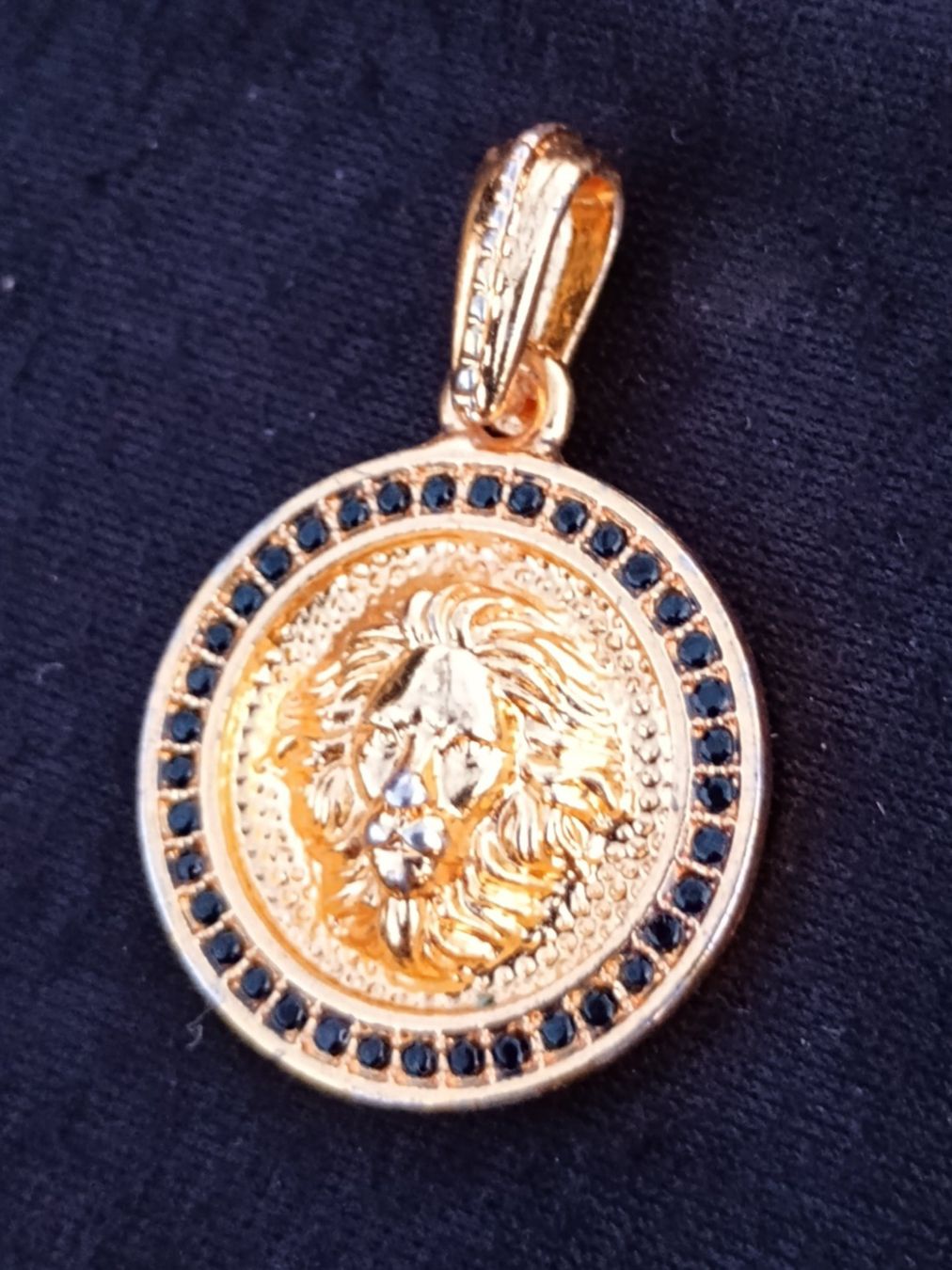 Ciondoli: Anhänger Versage mit Löwe Icon & Strass, vergoldet – Nuovo (secondo la descrizione) da Münchenbuchsee venduto da babilibern 1
