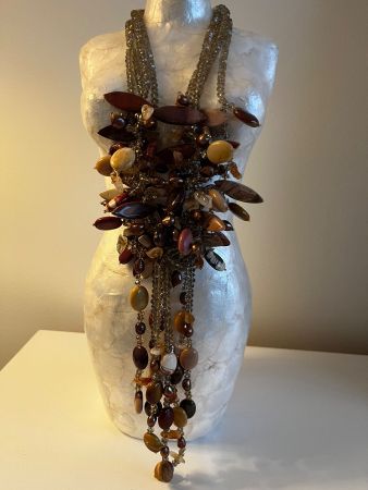 Extravagante Kette aus verschiedenen Steinen