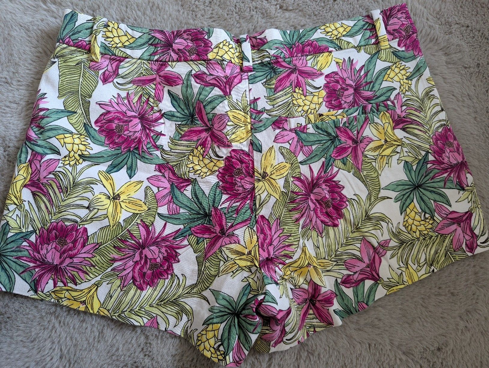 H&M Pantaloni: short fleurs H&M 42 – Usato da Montreux venduto da dem_gyt9 2