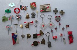 Lot Sammlung Anstecknadeln und Abzeichen August