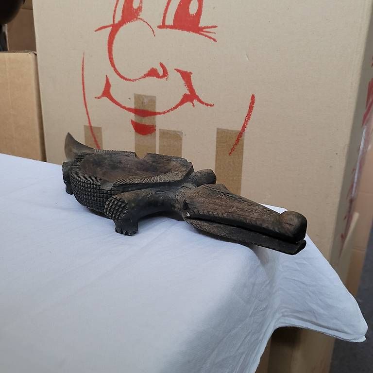 Statuette: Massives Holztablett mit Figur  Handarbeit  Ethno Deko – Usato da Berneck venduto da tin_9llh 1
