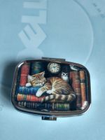 Pillendose Katze auf Büchern Motiv silberfarben neu