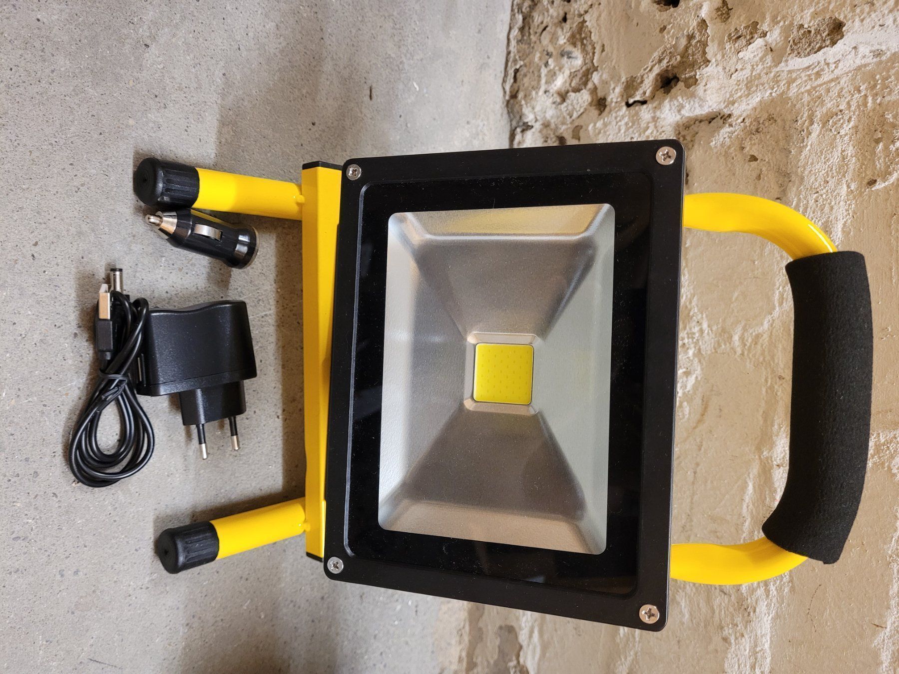 Fari: 30W LED Scheinwerfer mit Akku – Usato da Zürich venduto da Elektro-Material 4