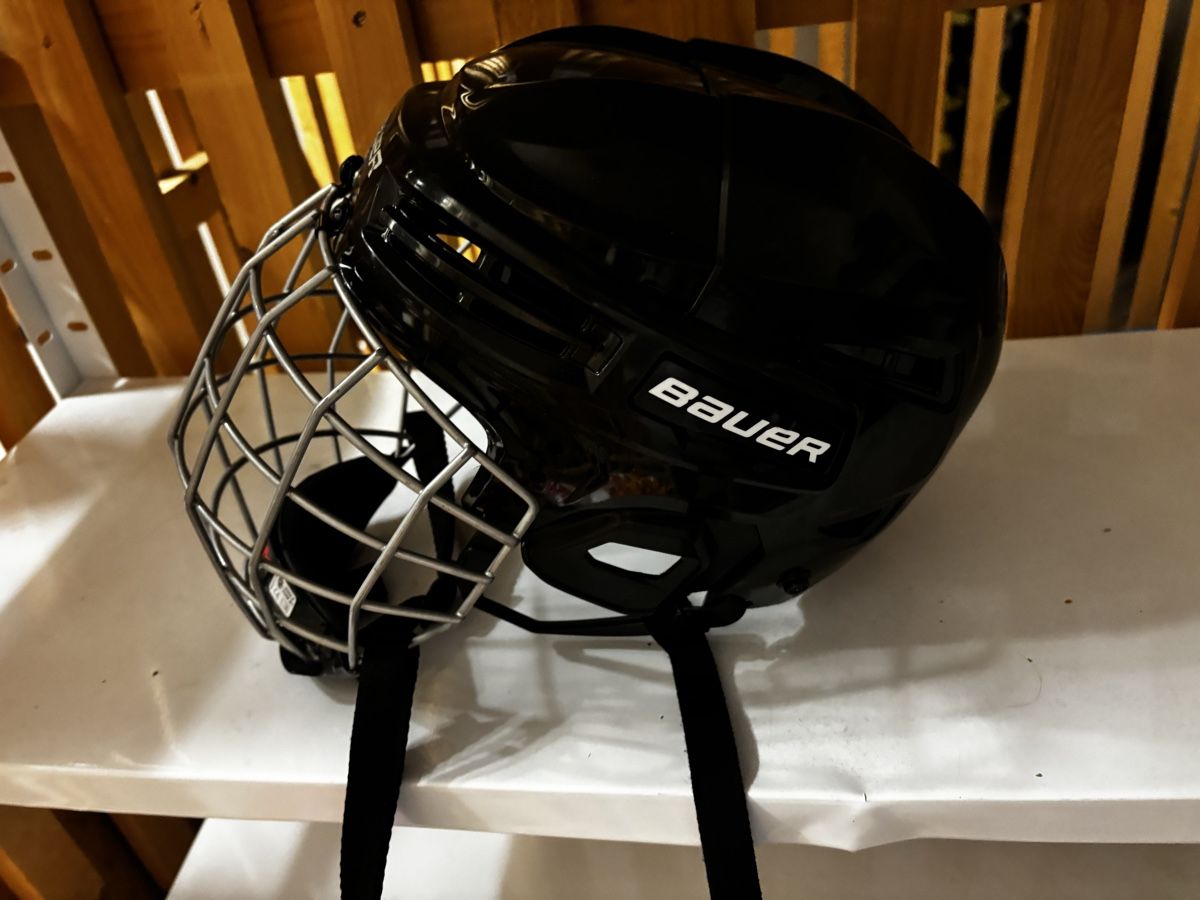 Caschi: Verschiedene Eishockey Helme – Usato da Gossau SG venduto da jakob5.342 2