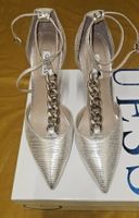 Tolle Guess Pumps silber/gold Gr 39 mit modischer Kette