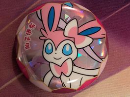 🇨🇳 Badge Pokemon Sylveon (Nymphali) Exclu Gem pack CHN