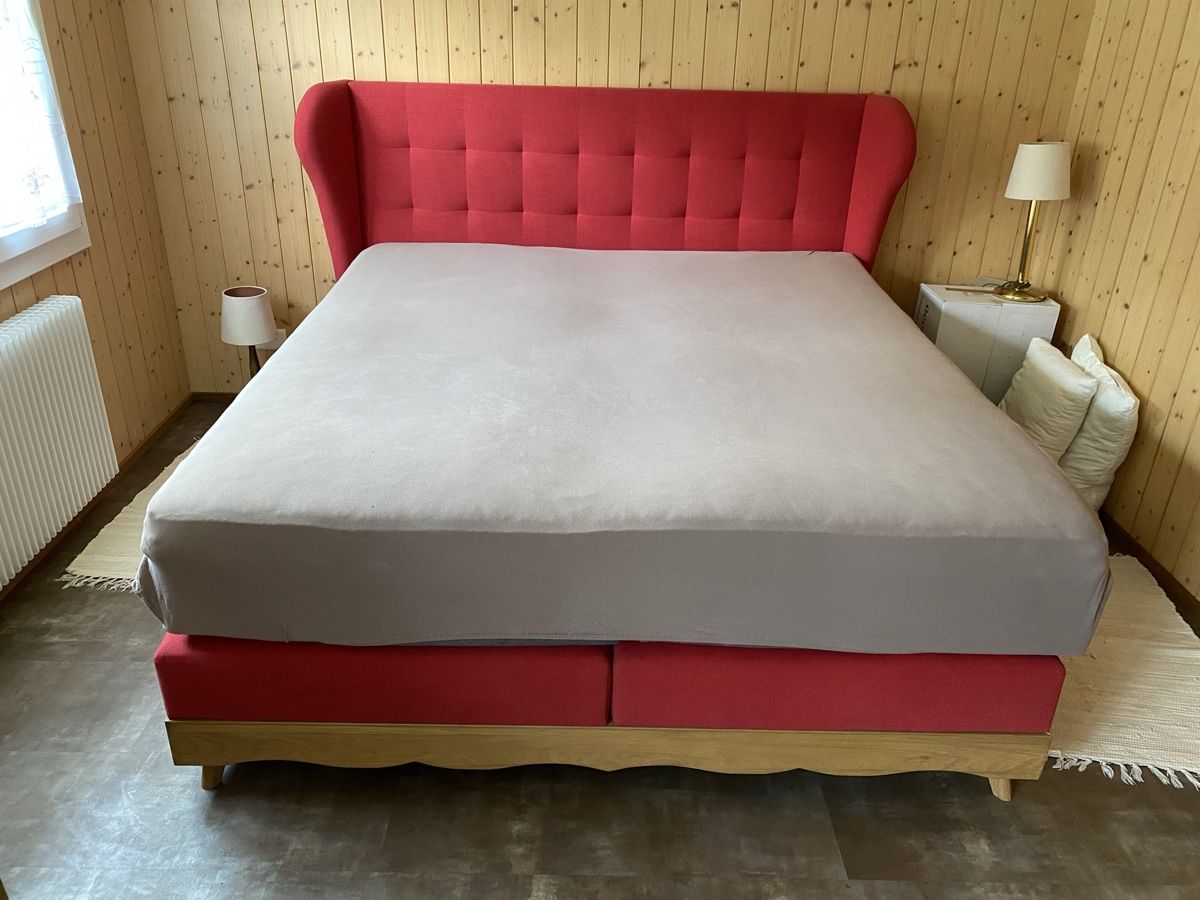 Lits: Selten gebrauchtes Boxspringbett rot 180x200 cm – Neuf (Voir description) à Merligen par shalimar64 1