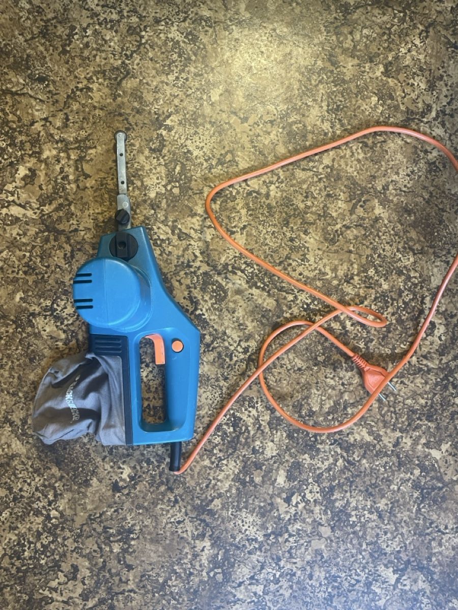 Tutti gli attrezzi: Lime électrique Black & Decker –Ponceuse à bande étroite  – Usato da Gerolfingen venduto da Dodging 1