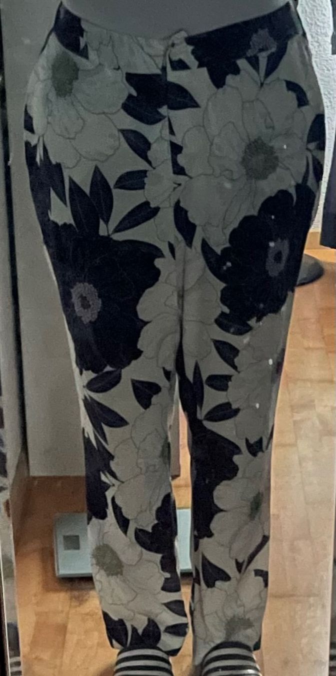 Hosen: Blumen Hose, Stoffhose, Sommerhose, Gr. 44 – Gebraucht aus Adligenswil von Decor-Tech