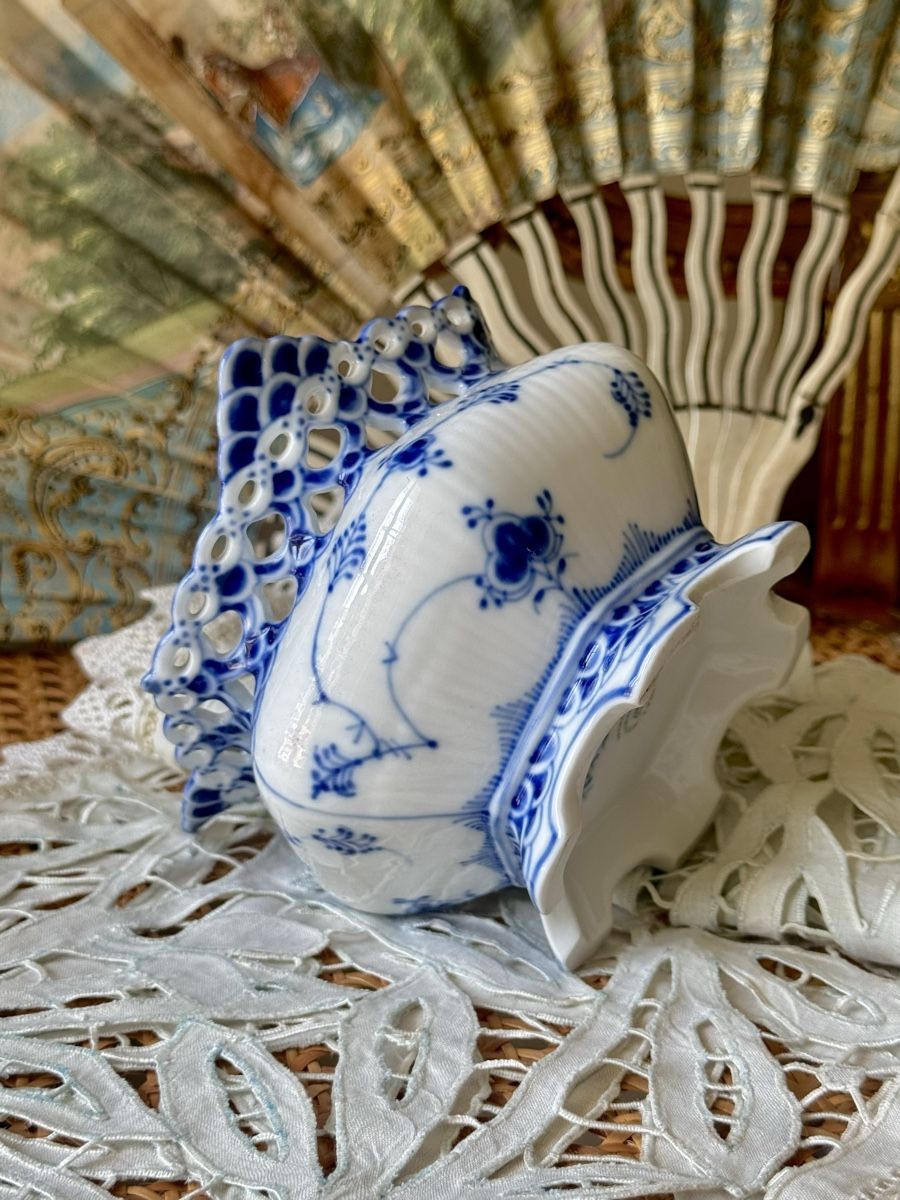 Royal Copenhagen Ciotole: Royal Copenhagen Blue Fluted full Lace cache pot – Usato da Courtaman venduto da sultan16 1