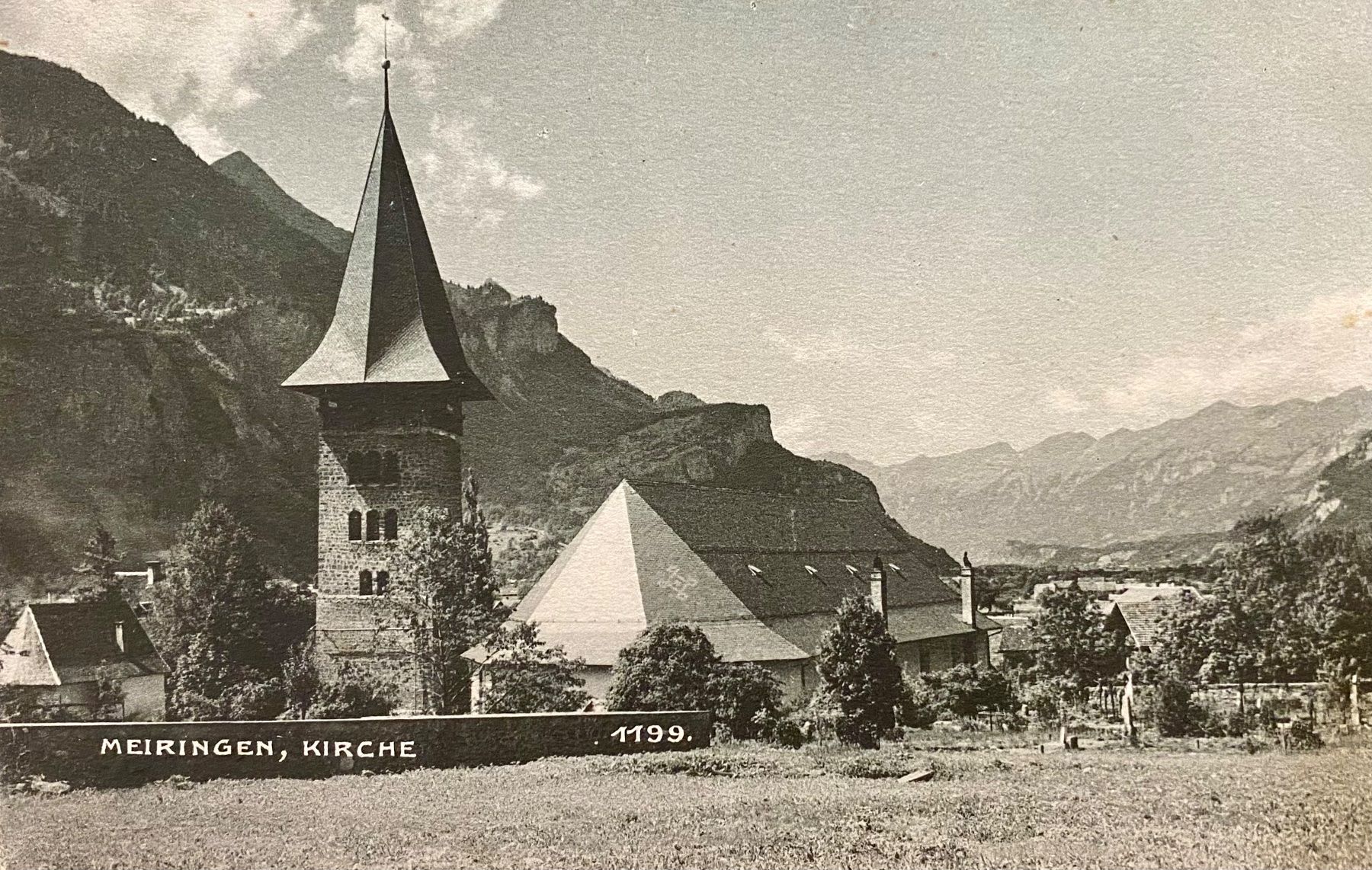 Cartoline postali: Meiringen, Kirche mit Bergpanorama - Berner Oberland – Usato da Root venduto da ENGLAND-TREASURES 1