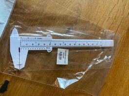 Manueller Messschieber aus Plastic /Pied à coulisse metrique