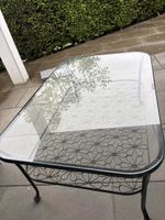 Table basse extérieure en verre et métal style jardin d'été