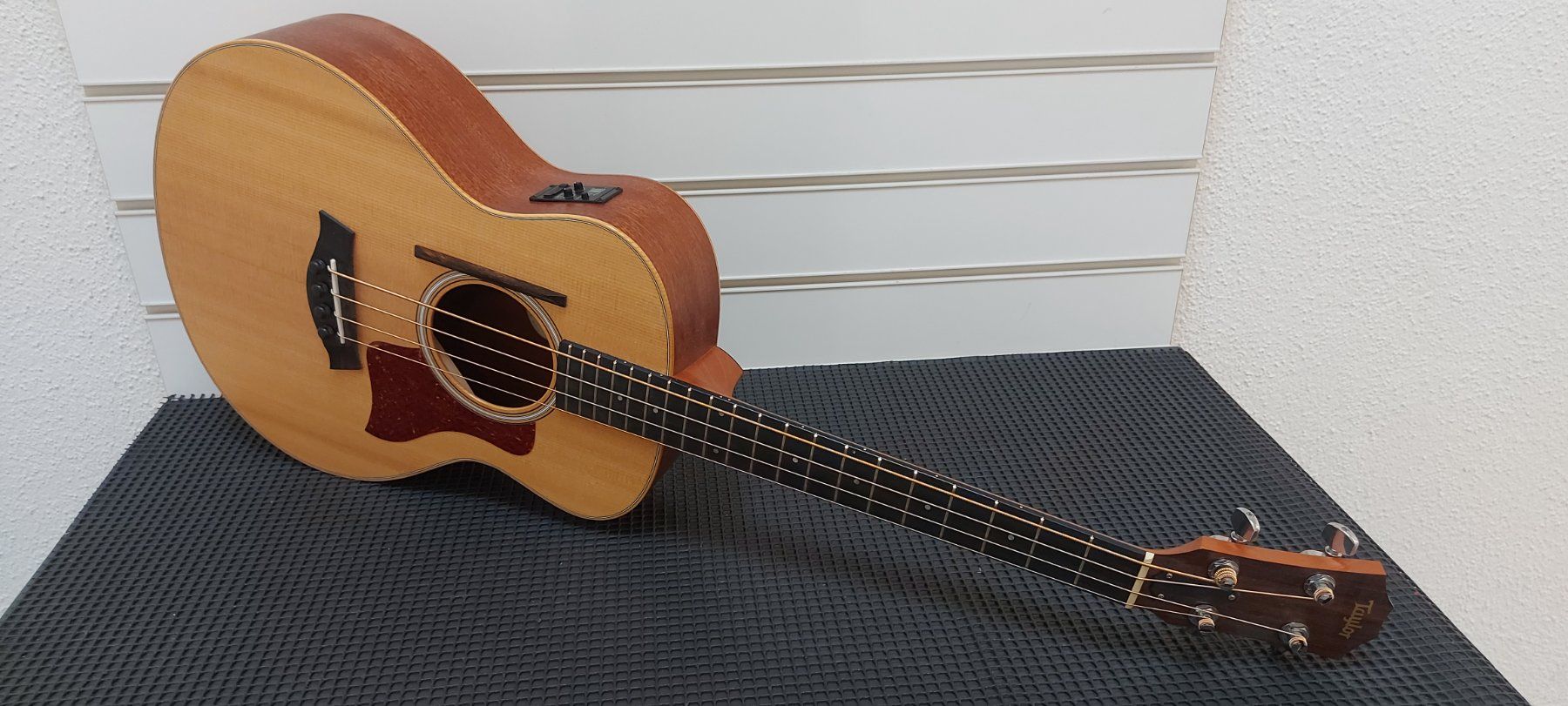 Taylor Strumenti musicali: Taylor GS Mini-e Electro Acoustic Bass, Natural – Nuovo (secondo la descrizione) da Glattbrugg venduto da Swissmusik