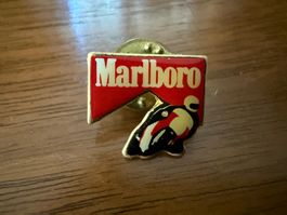 Pin Anstecknadel Marlboro Motorrad Motiv gebraucht Zustand