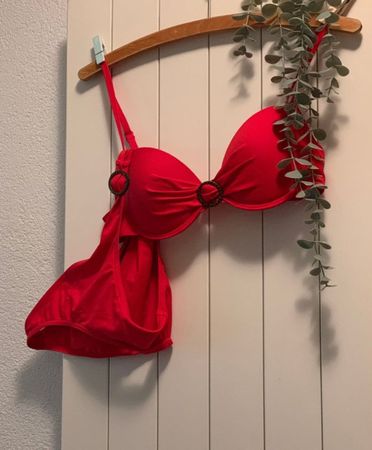 herziges rotes Bikini, Grösse 38A