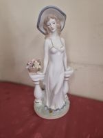 Porzellanfigur Dame mit Hut und Blumenkorb 