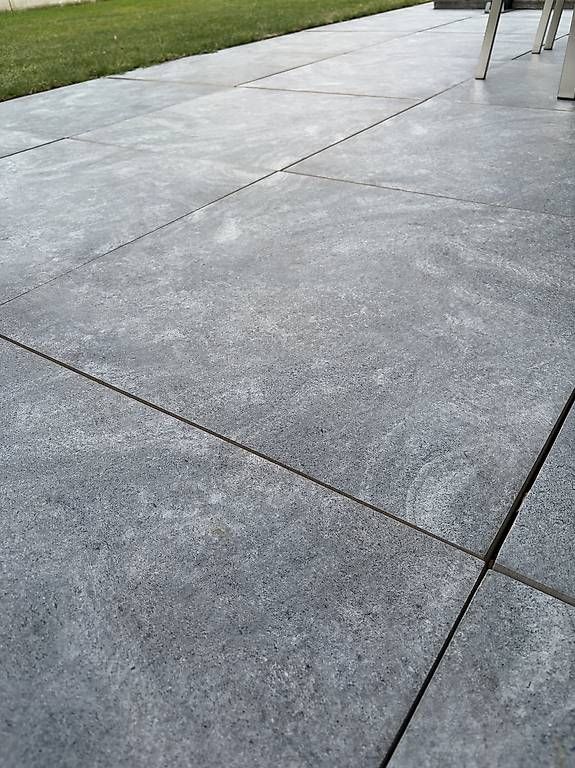 Rivestimenti per pavimenti: Gartenplatten Feinsteinzeug  Grau  Top Zustand – Usato da Gossau SG venduto da Automas