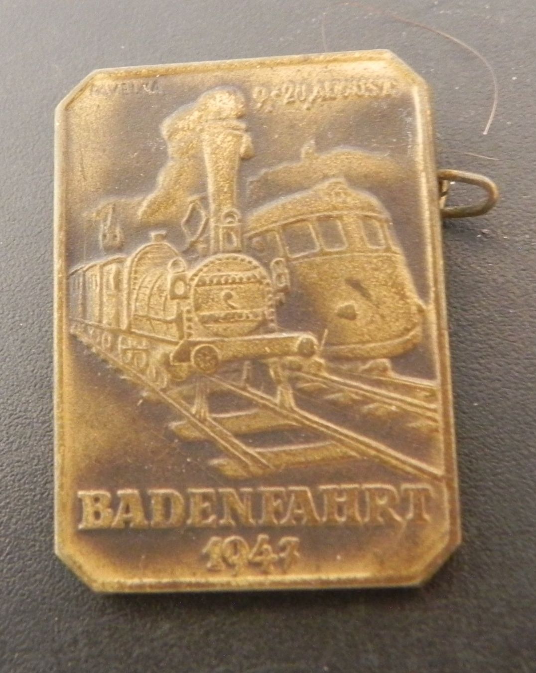 Broschen & Nadeln: Altes Abzeichen Badenfahrt 1947 – Gebraucht aus Biel/Bienne von Gogolozi