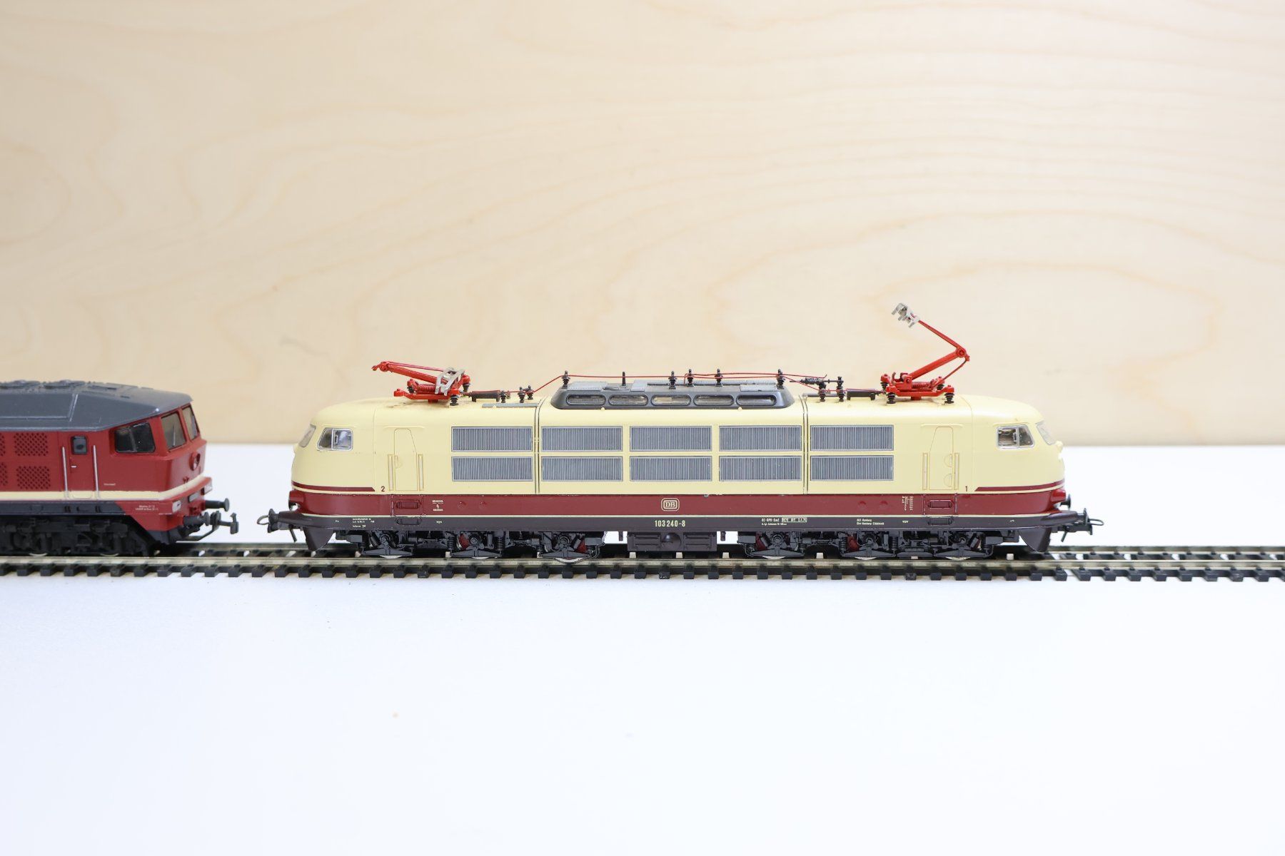 Roco Modellini di ferrovie: ROCO 2 x grosse E-Lok TEE / Diesellok - H0 Doppelpack – Usato da Winterthur venduto da Monstera 7