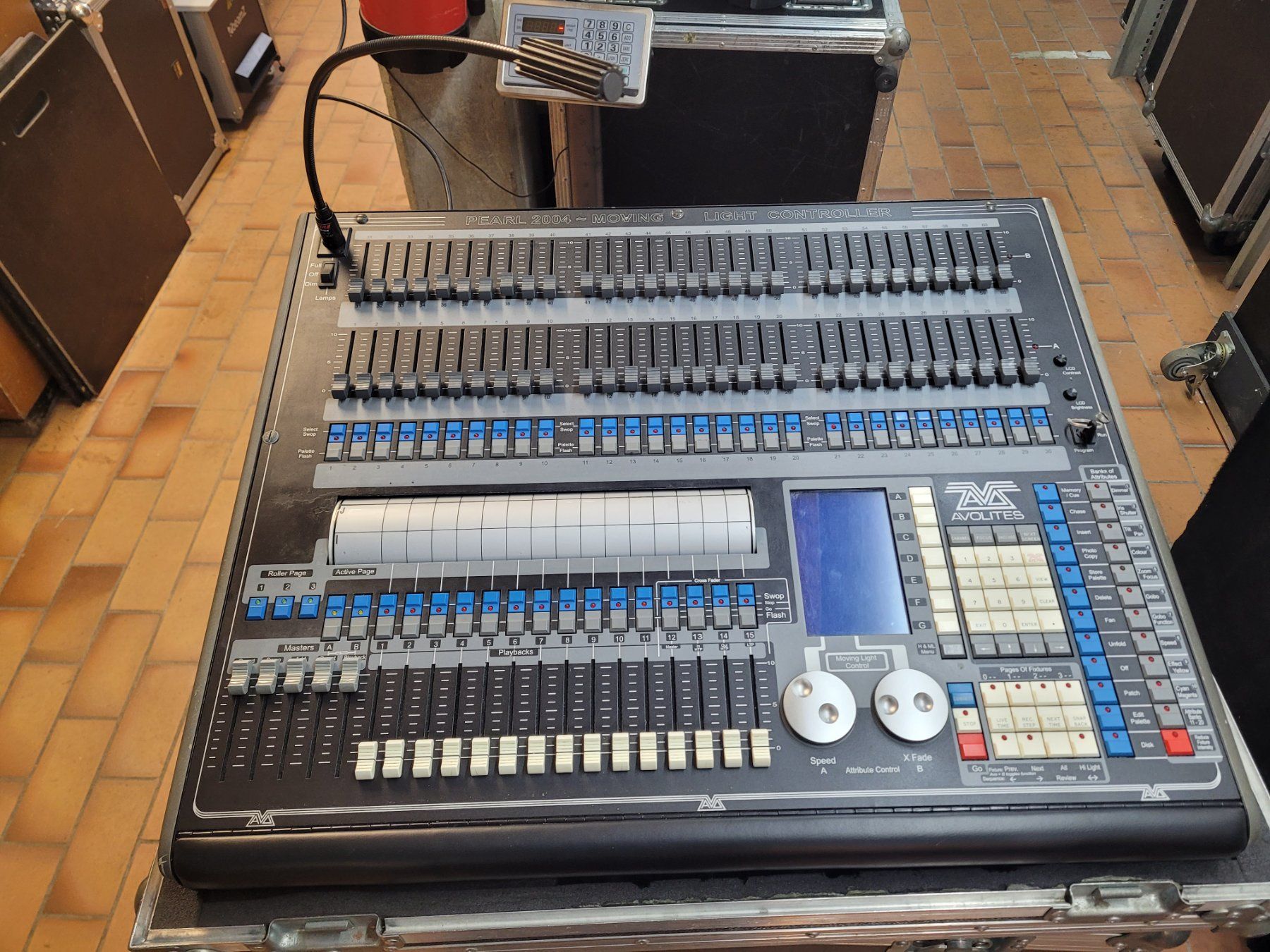 Mischpulte: Avolites Pearl 2004 Licht Mischpult inklusive Case – Gebraucht aus Vitznau von Night-Fire