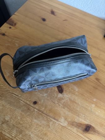 Pochette noir en bon état 