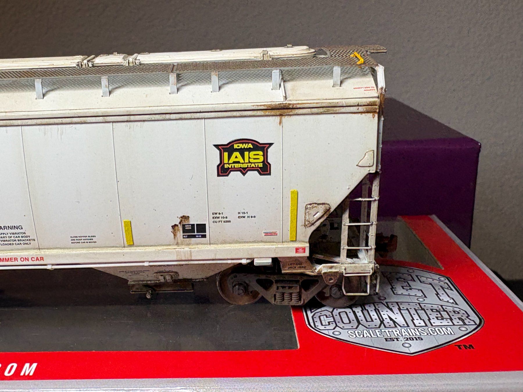 Modellini di ferrovie: Scaletrains rivetcounter IAIS covered hopper mit Weathering – Nuovo (secondo la descrizione) da Cham venduto da scamps01 9
