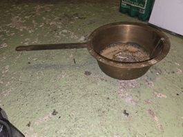 Alte Messingpfanne mit Griff (T)