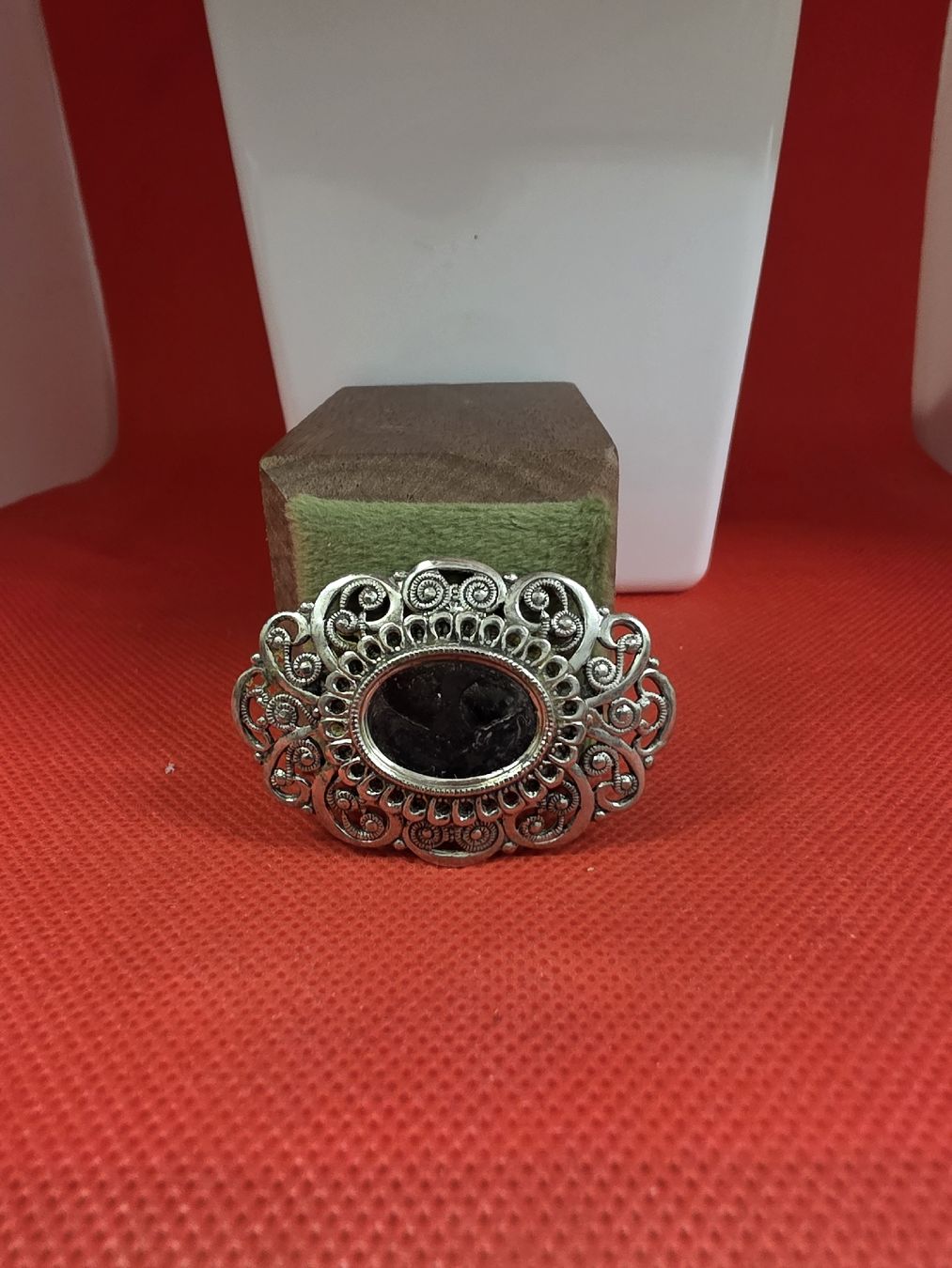 Spille & Fermagli: Brosche silberfarben mit dunklem Stein ovaler Schmuck – Usato da Herisau venduto da Antiques.AR