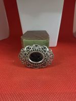 Brosche silberfarben mit dunklem Stein ovaler Schmuck