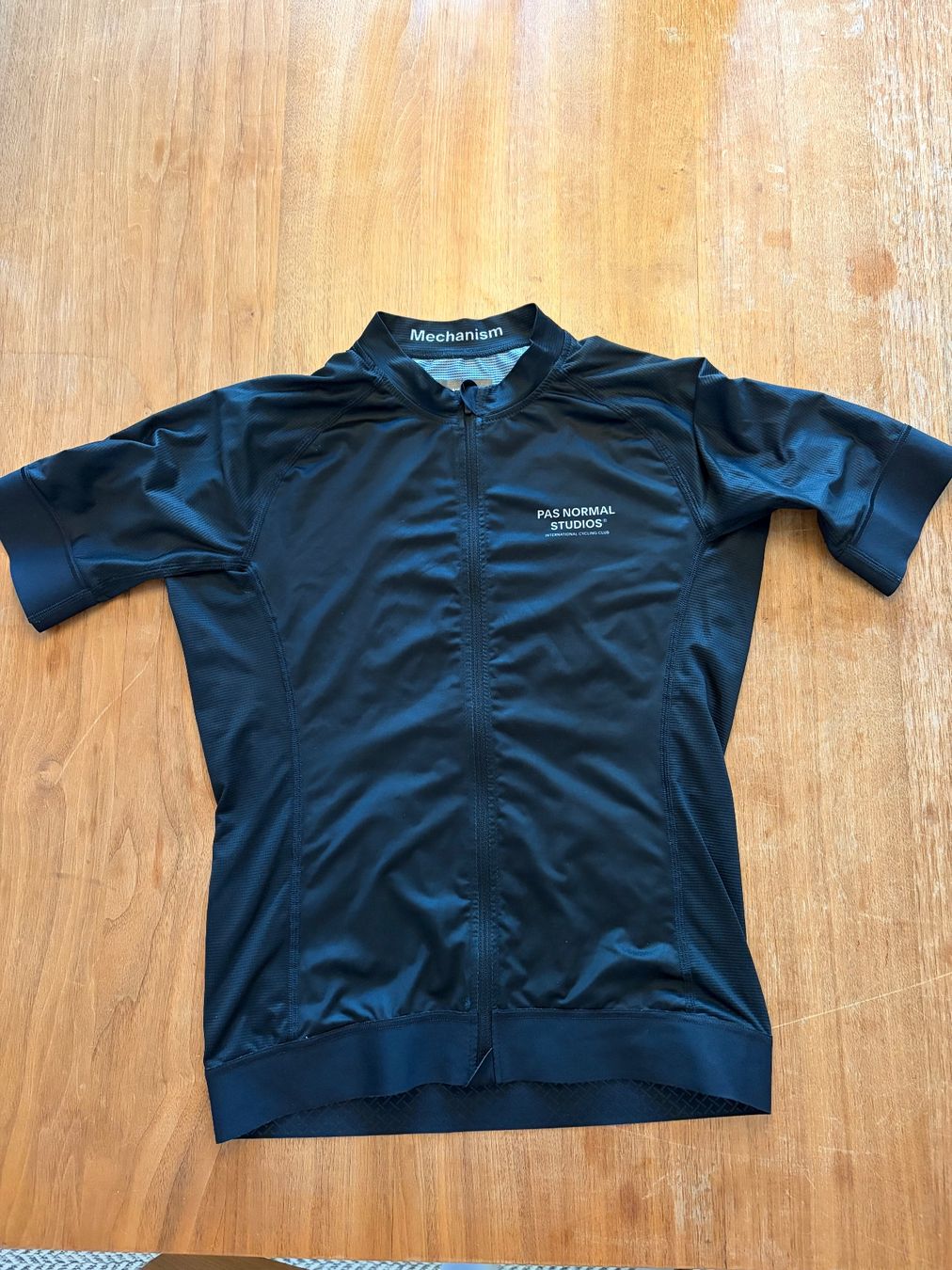 Pas Normal Studios Canottiere & Pantaloni: Pas Normal Studios Mechanism Jersey schwarz gebraucht – Usato da Zürich venduto da leojab