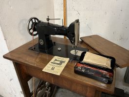 Pfaff 130 Nähmaschine mit Zubehör guter Zustand