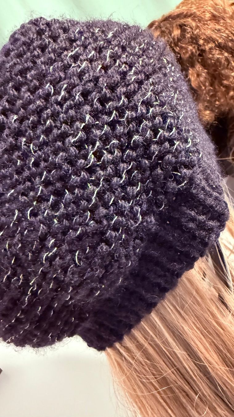 Copricapi, berretti & cappellini: Schwarze Strickmütze mit Glänzenden Details – Usato da Zürich venduto da dum_x5xn 4