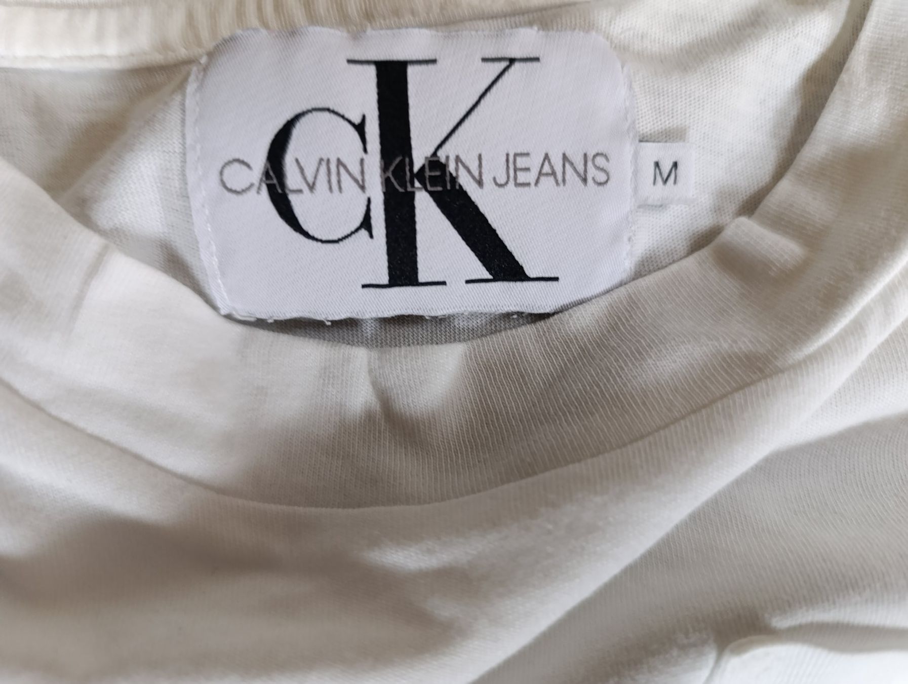 Calvin Klein T-shirt: CALVIN KLEIN JEANS crop top blanc Taille M – Usato da Thielle venduto da Plusvalue_Neuchatel 2