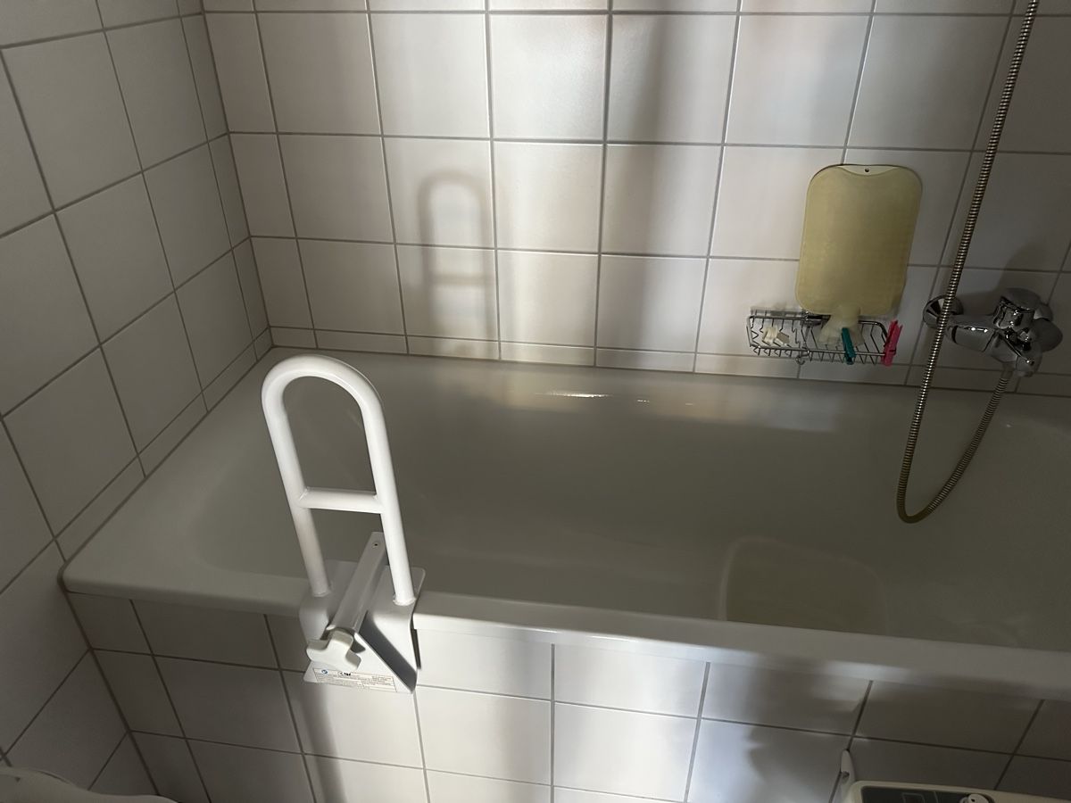 Fixations: Badewannen-Haltegriff weiss neuwertig – D'occasion à Luzern par carlo1881 1