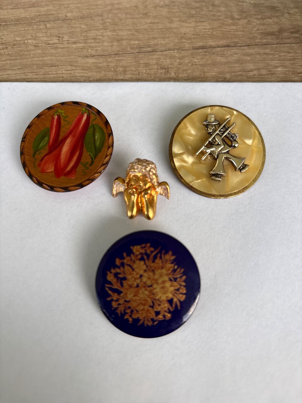 Plaquettes & Badges: Vier verschiedene Ansteck PIN – D'occasion à Schübelbach par S1CH